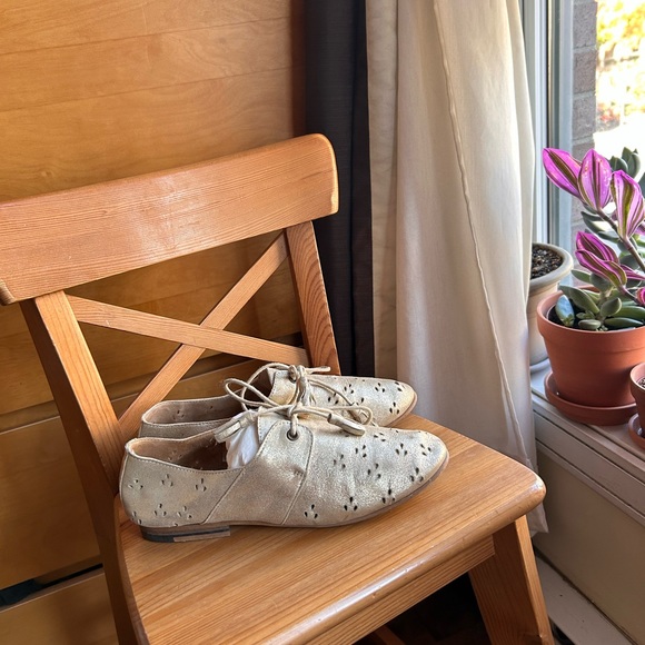 M Moustache Paris Women’s Lace-Up Perforated Casual Oxford in Light Gold 💛 - Picture 2 of 6